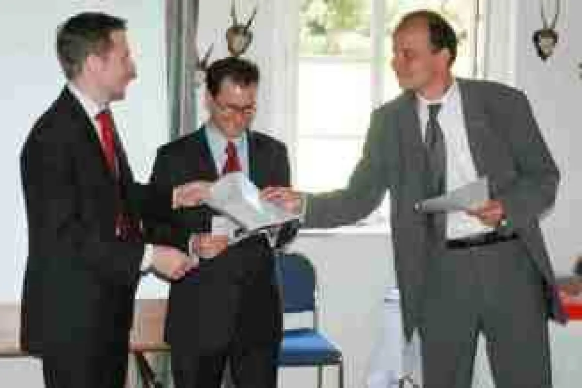 (v.l.n.r.) Dr. Andreas Funke, 1. Preisträger beim ACATIS-Value-Preis 2006, J. Henrik Muhle, Investment-Analyst bei ACATIS, Professor Dr. Klaus Röder, Universität Regensburg