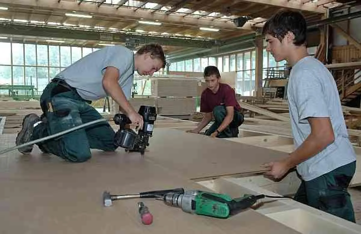 Die Lehrlinge der Firma Sohm Holzbau in Alberschwende produzieren bereits die Module für die erste Vorarlberger Öko-Lehrlingsbaustelle.
