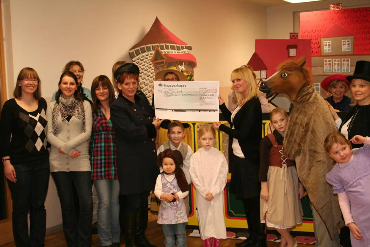 Nadine Friedrichs überreicht den Scheck über 300 Euro an die stellvertretende Vorsitzende des „Halberstädter-Zeitenreise“ e.V. Jeannette Schroeder.