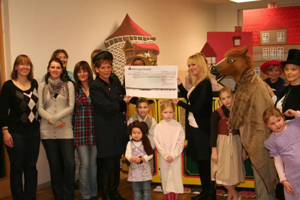 Bild: Studierende der Hochschule Harz (FH) spenden Erlös aus Benefizkonzert