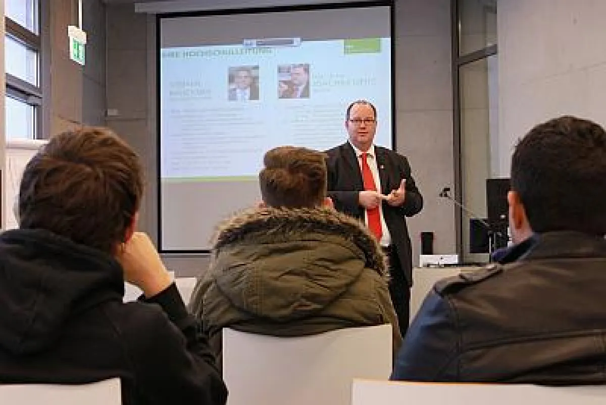 Rektor Prof. Dr. Joachim Opitz bei der Erstsemesterbegrüßung - Foto: SRH