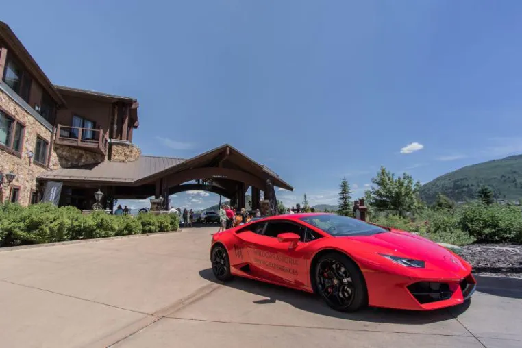 Waldorf Astoria Driving Experiences gibt Partnerschaft mit Lamborghini bekannt Bild: Waldorf Astoria Driving Experiences gibt Partnerschaft mit Lamborghini bekannt