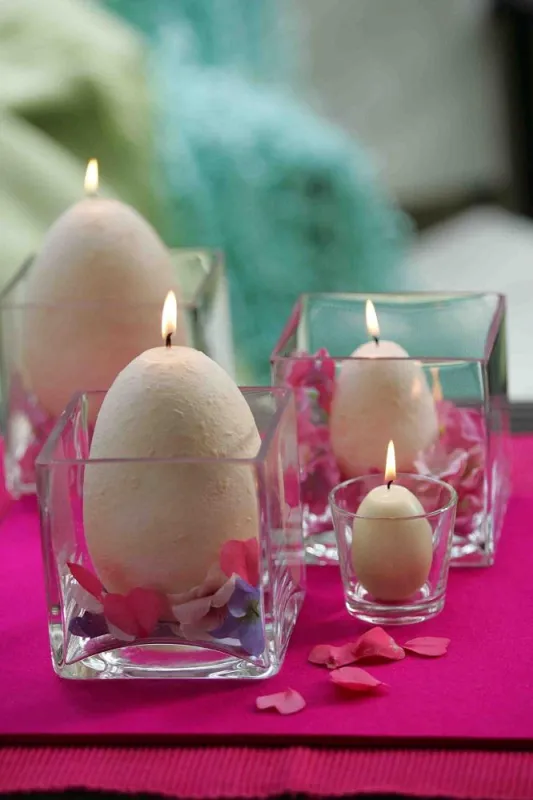 Charmante Osterdeko mit Eier-Kerzen in RAL-Qualität. Foto: Gütegemeinschaft Kerzen