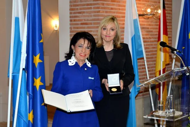 Regine Sixt für ihre besonderen Verdienste um Europa geehrt Bild: Regine Sixt für ihre besonderen Verdienste um Europa geehrt