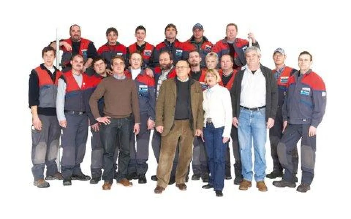 Die Familie Schendel mit den Mitarbeitern der Aurnhammer Bedachungen GmbH im Jahr 2009.