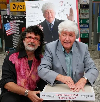 Gotthilf Fischer mit der Aufnahme in den "Signs of Fame Germany" geehrt Bild: Gotthilf Fischer mit der Aufnahme in den "Signs of Fame Germany" geehrt