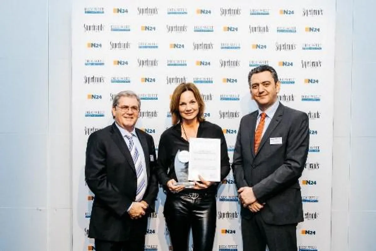 Tina Kirfel (Silversea) mit Stephen Smith und Eamonn Sadler (Superbrands International)