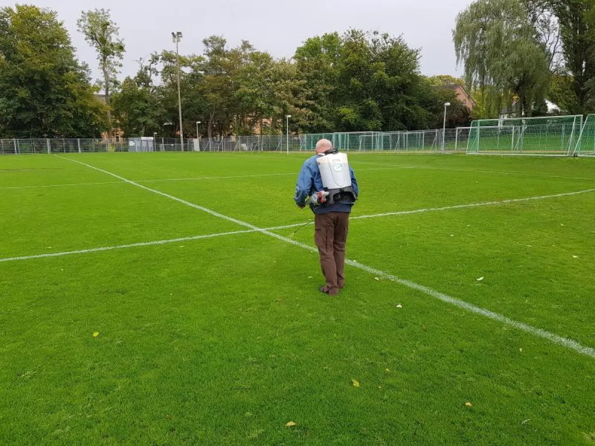 Rainer Kunz beimpft den Trainingsrasen des BSC (Foto: EMIKO)