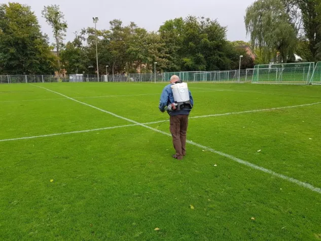 EMIKO löst CSR Zusage ein und sprüht Biotechnologie auf Rasen des Bonner SC Bild: EMIKO löst CSR Zusage ein und sprüht Biotechnologie auf Rasen des Bonner SC