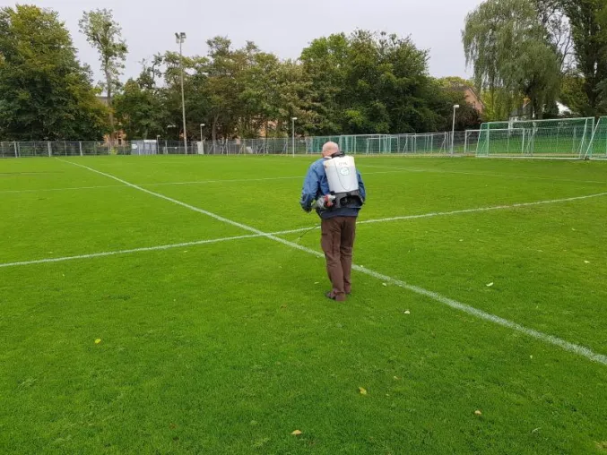 EMIKO löst CSR Zusage ein und sprüht Biotechnologie auf Rasen des Bonner SC Bild: EMIKO löst CSR Zusage ein und sprüht Biotechnologie auf Rasen des Bonner SC