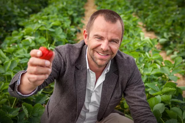 Bild: Ein Herz für die Erdbeere: Robert Dahl erhält Tourismuspreis des Landes Mecklenburg-Vorpommern