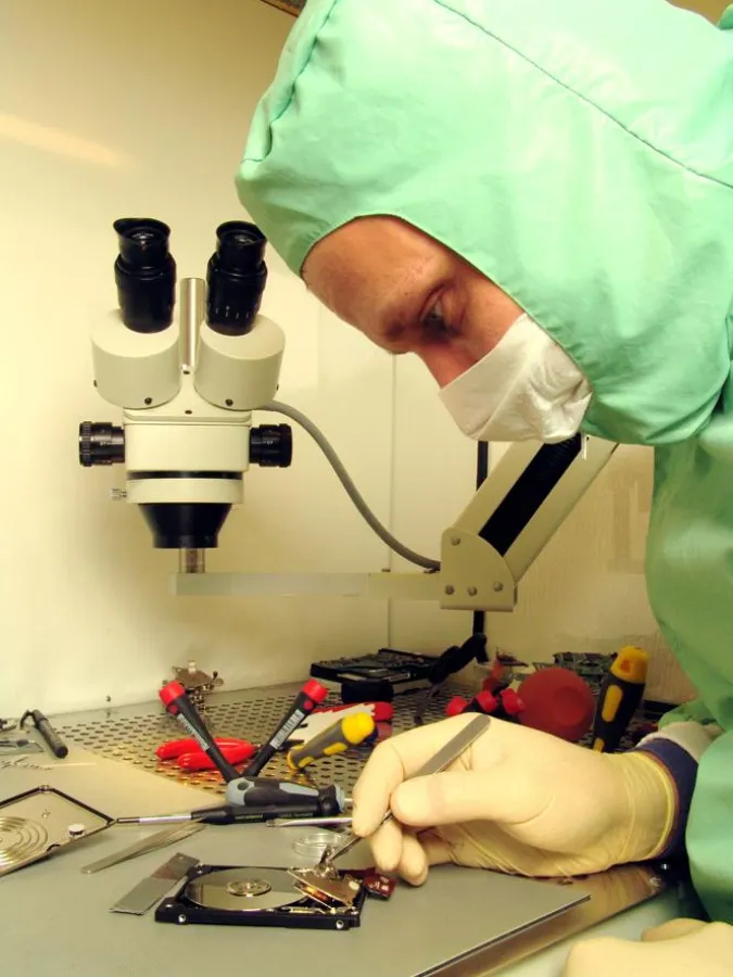 Präzisionsarbeit: Ein Techniker von Kuert Datenrettung bei der Reparatur einer 2.5 Zoll Notebook-Festplatte.