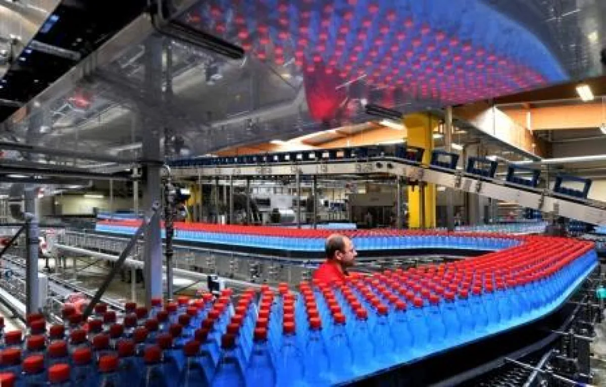 Produktion auf Hochtouren: Zwei Millionen Flaschen werden zurzeit täglich bei Förstina Sprudel in Eichenzell-Lütter abgefüllt.