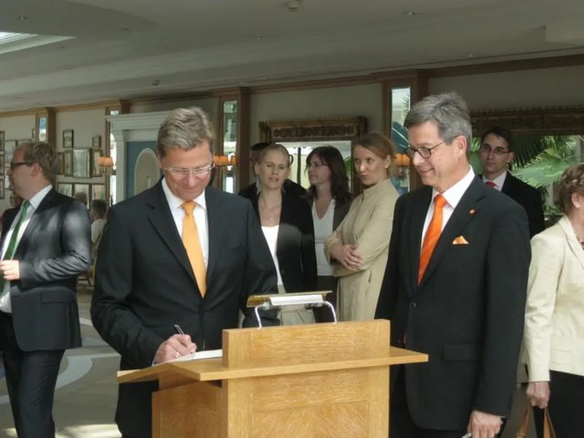 Dr. Westerwelle bei dem Eintrag ins Gästebuch des Hotels