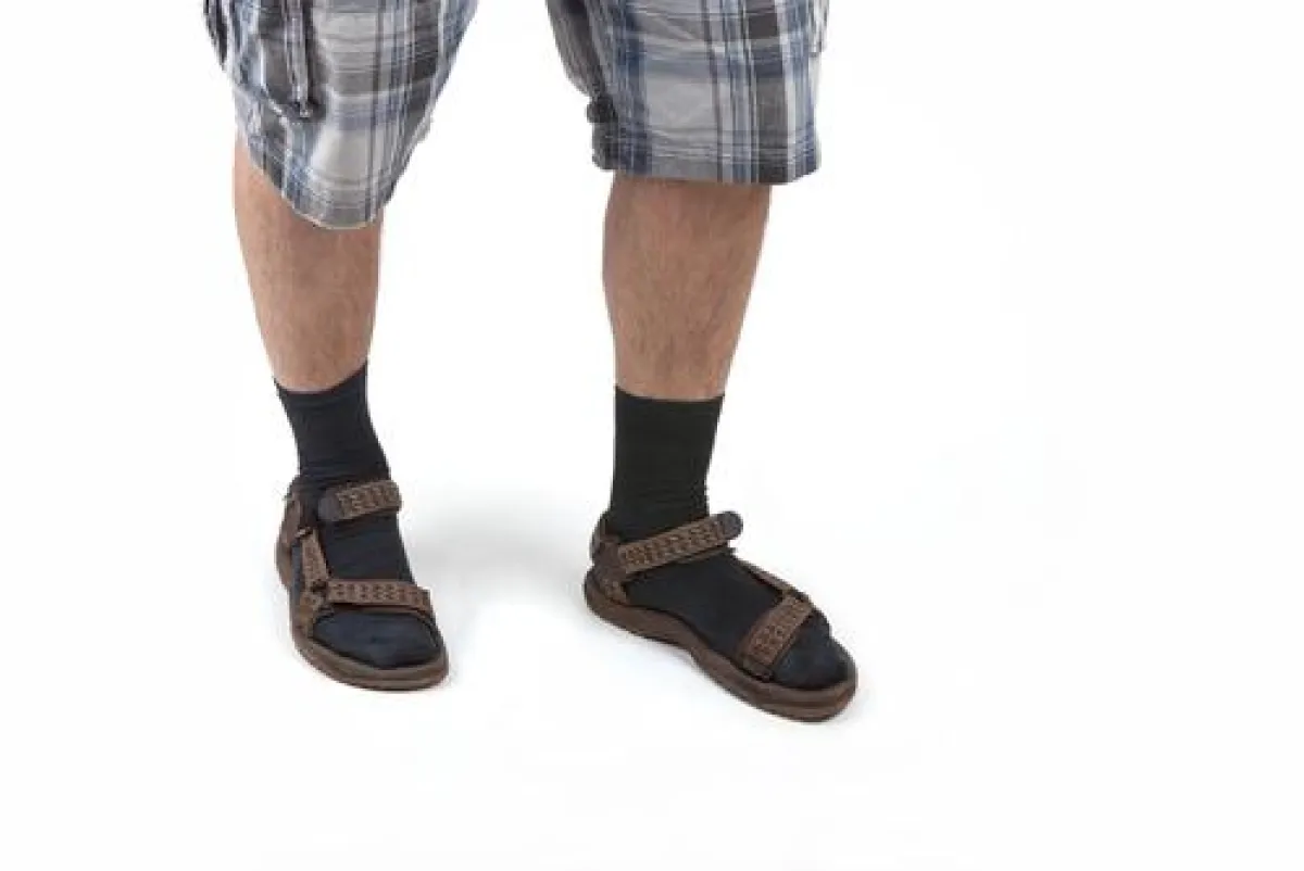 Das SMS-Syndrom - Socken mit Sandalen (Foto: Shutterstock)