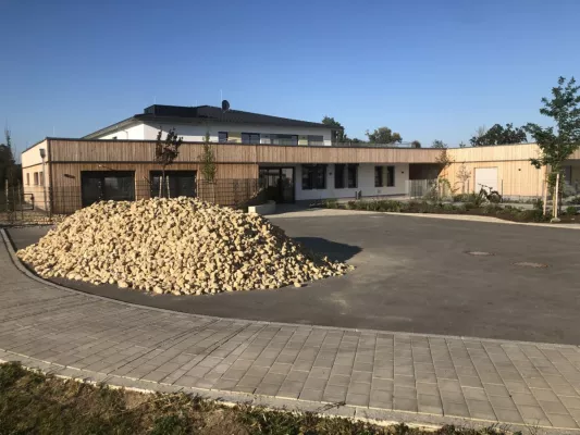 Bild: Kinderhospiz in ökologischer Ziegelbauweise