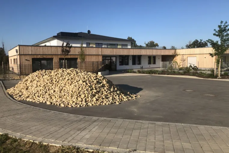 Bild: Kinderhospiz in ökologischer Ziegelbauweise