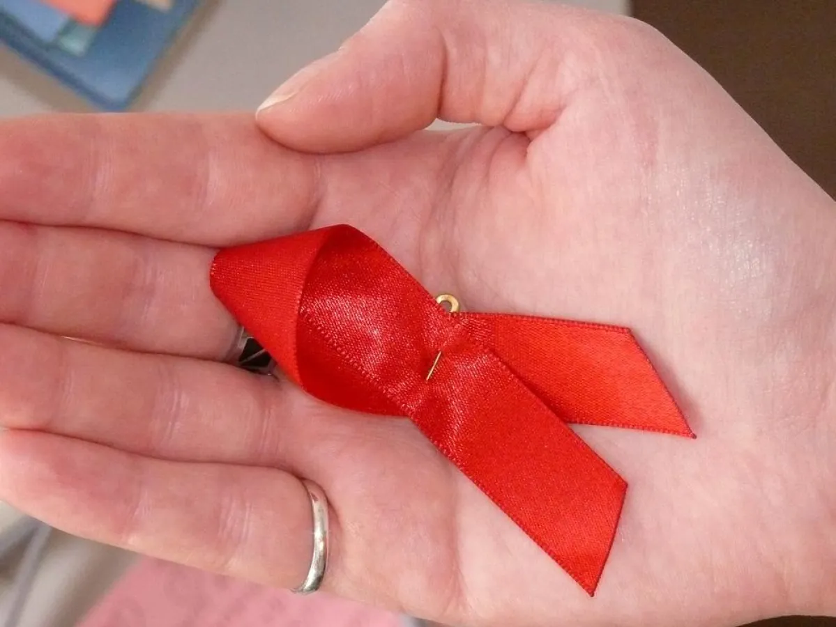 Die rote Schleife ist das weltweite Symbol der Solidarität mit HIV-Infizierten und AIDS-Kranken