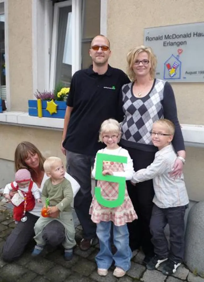 Im Rahmen einer 3-jährigen Patenschaft engagiert sich die Familie Wegner
für das Ronald McDonald Haus Erlangen: Gabriel (rechts im Bild), Britta,
Miriam und Ingo Wegner (v.r.n.l.) vor dem Familienha