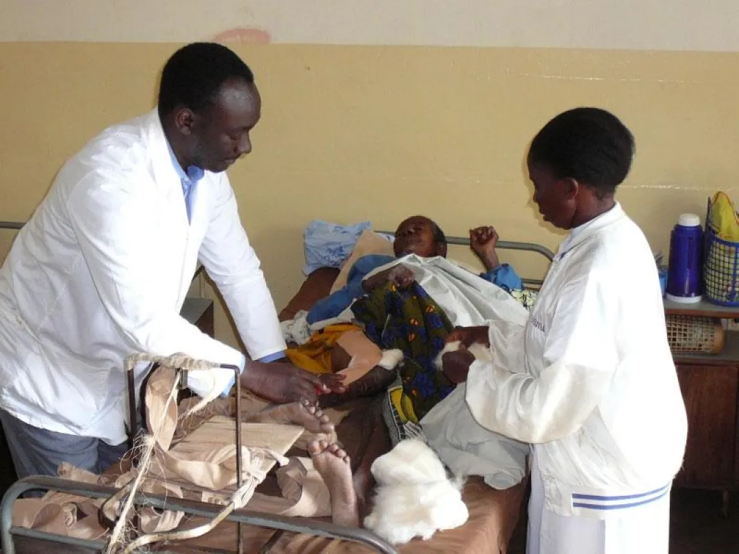 Helfene Hände: Dr. Fredy Mwalutende und Schwester Imelda Ndunguru behandlen eine alte Frau. Foto: Diocesan Hospital Litembo