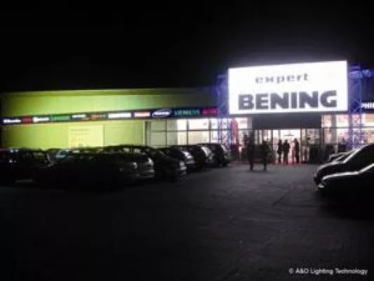 A&O Technology illuminierte Fassade von Expert Bening Bild: A&O Technology illuminierte Fassade von Expert Bening