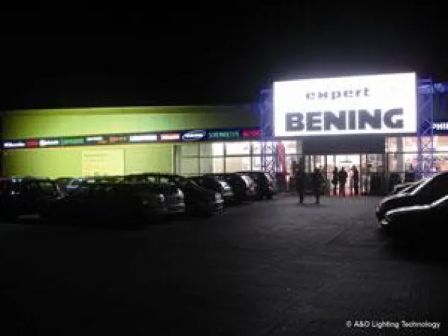 Bild: A&O Technology illuminierte Fassade von Expert Bening