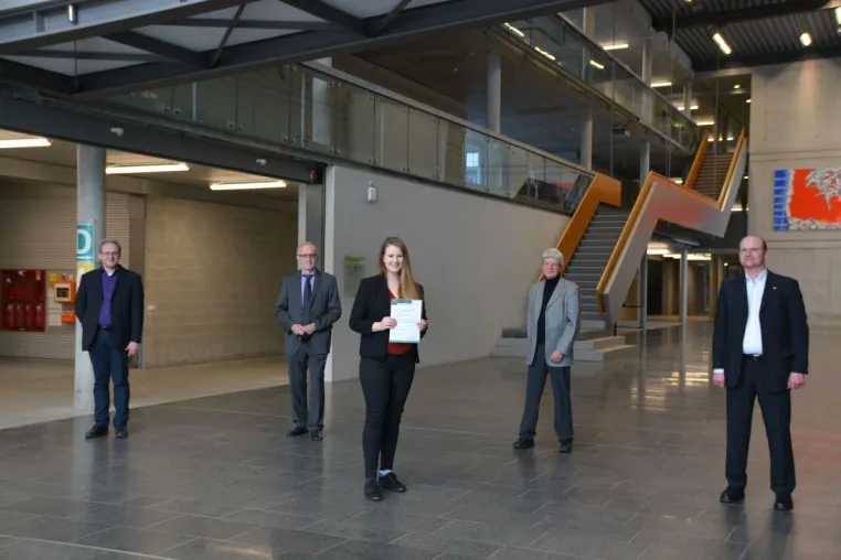 Franziska Rasp erhält den IfKom-Förderpreis 2020 des Bezirks Ostbayern Bild: Franziska Rasp erhält den IfKom-Förderpreis 2020 des Bezirks Ostbayern