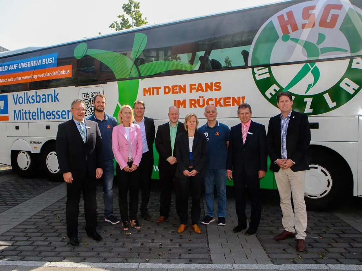 Die beteiligten der Aktion vor dem neuen Mannschaftsbus der HSG Wetzlar.