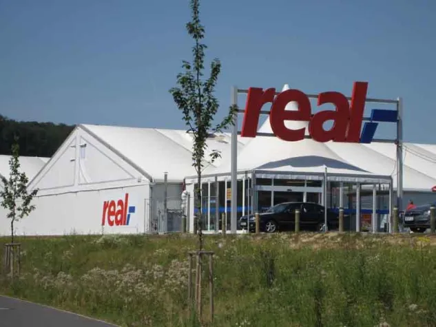 Bild: Neptunus errichtet temporären real,- Markt in Hamburg