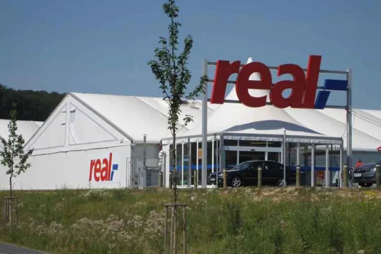 Bild: Neptunus errichtet temporären real,- Markt in Hamburg