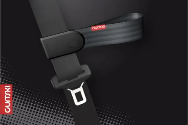 Bild: Autozubehör für Gurtmuffel. Neue Version des Anschnallassistenten Gurtski