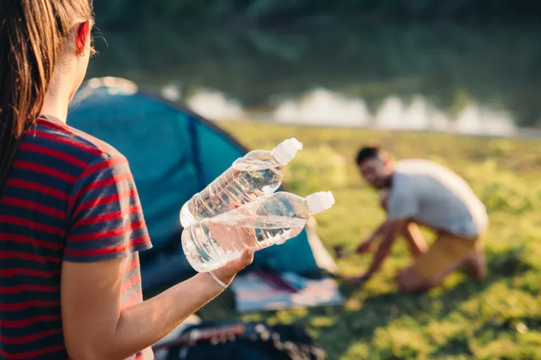 Bild: Wie der Outdoor-Urlaub gefahrlos gelingt Clever Campen: Plastikflaschen als vielseitige und sichere Helfer