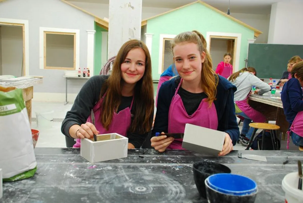 Lisa Hieber und Antonia Michelsen vom Gymnasium Renningen freuen sich über das handwerkliche Angebot