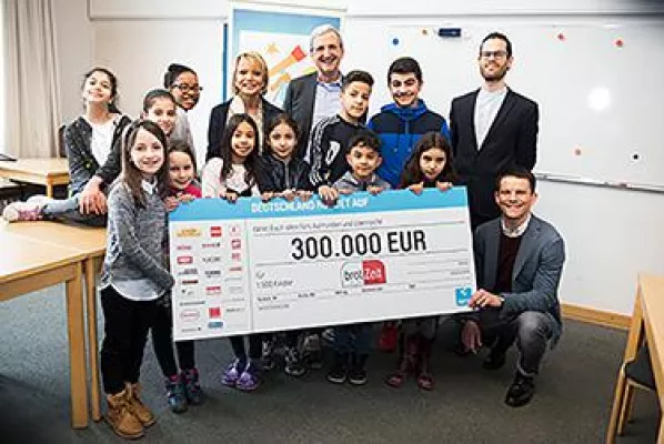 Bild: Kostenloses Frühstück für Grundschüler: Uschi Glas nimmt € 300.000 für sozial benachteiligte Kinder entgegen