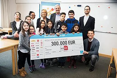 Kostenloses Frühstück für Grundschüler: Uschi Glas nimmt € 300.000 für sozial benachteiligte Kinder entgegen Bild: Kostenloses Frühstück für Grundschüler: Uschi Glas nimmt € 300.000 für sozial benachteiligte Kinder entgegen