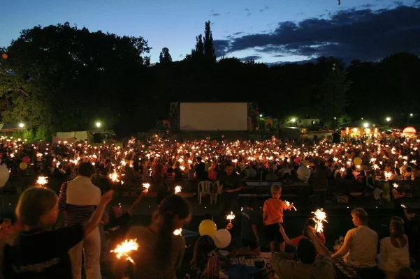 24 Jahre Kinderkino-MondLichtFest im Freiluftkino Friedrichshain Bild: 24 Jahre Kinderkino-MondLichtFest im Freiluftkino Friedrichshain