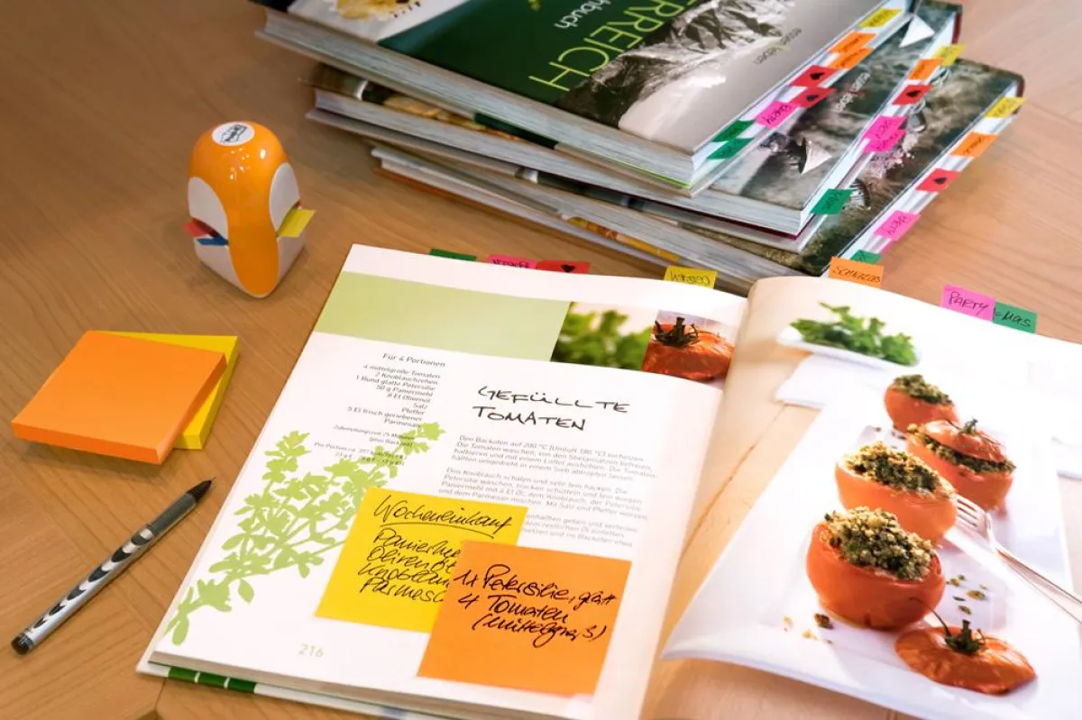 Mit Post-it Haftnotizen Kochbücher strukturieren