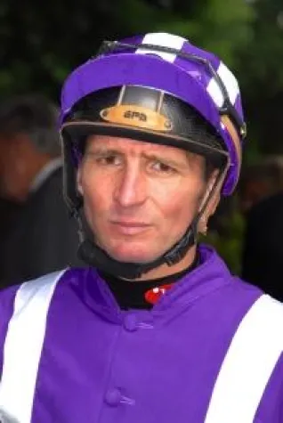 Jockeyelite reitet am Afterwork-Renntag auf der Bult Bild: Jockeyelite reitet am Afterwork-Renntag auf der Bult