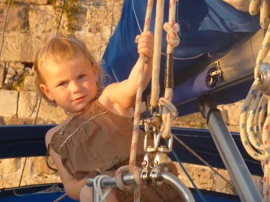 Bild: Kinder an Bord in Kroatien