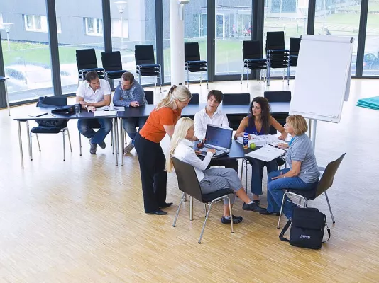Bild: Aktuelles Wissen durch stetige Weiterbildung