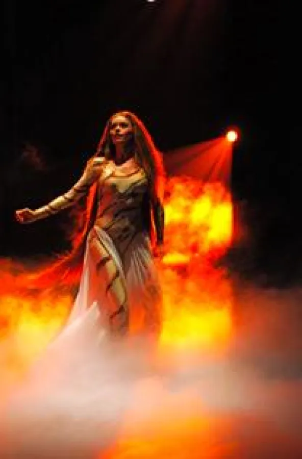 Spielerisch gleitet und fliegt Galina die Magierin scheinbar schwerelos durch Raum und Zeit