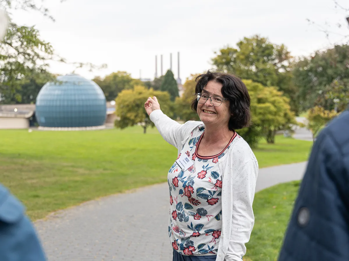 Gästeführerin bei einer Stadtführung in Wolfsburg (© WMG Wolfsburg, Foto: Sahnefoto)