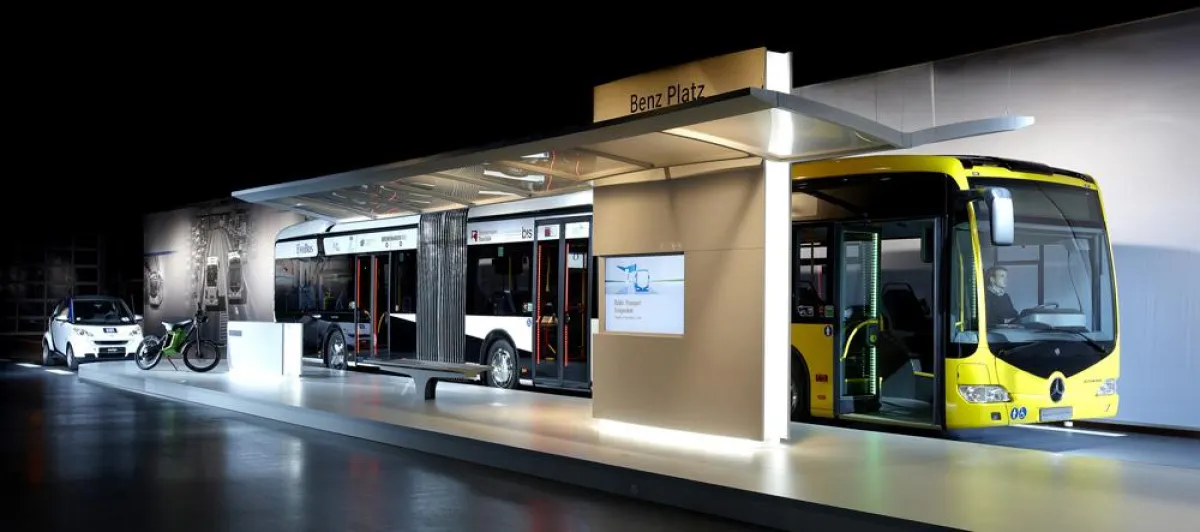 Der Bus der Zukunft: EvoBus setzt den Prototyp mit Videos in Szene (Foto: Daimler).