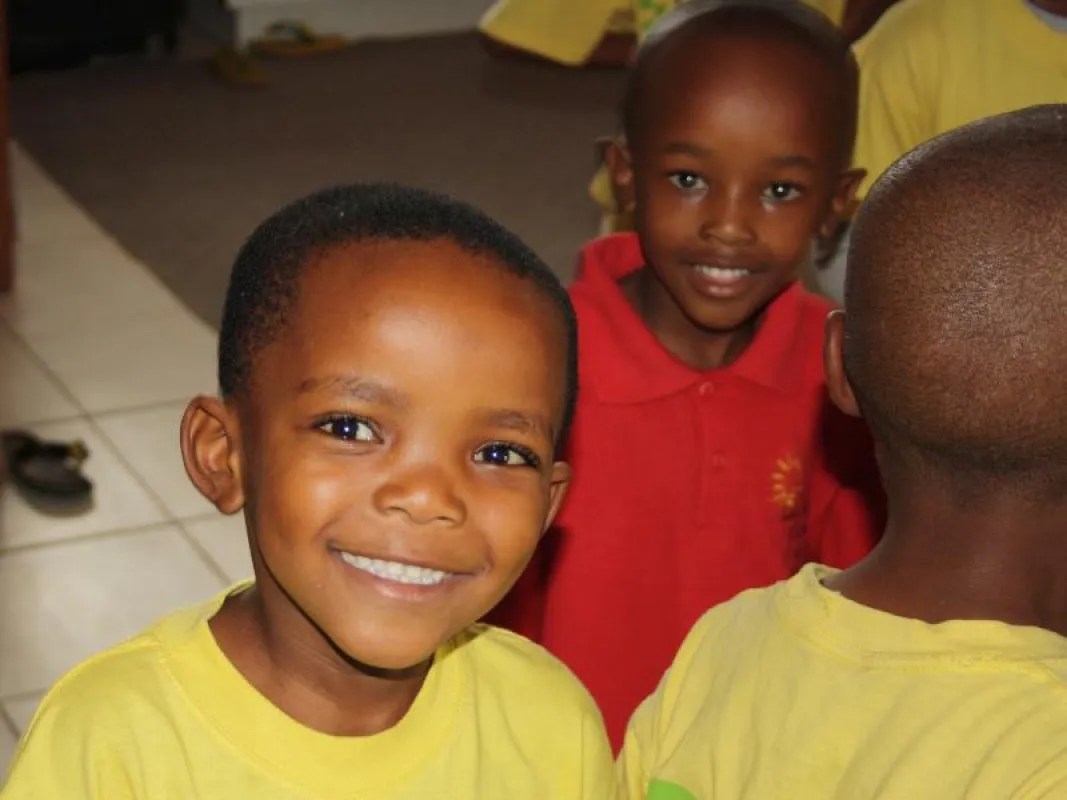 Kinder aus dem Kolping-Kindergarten in Orange Farm (Südafrika) freuen sich über die Hilfe