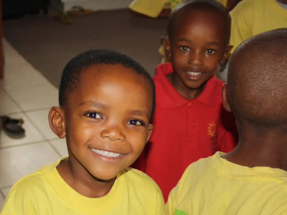 Kinder aus dem Kolping-Kindergarten in Orange Farm (Südafrika) freuen sich über die Hilfe