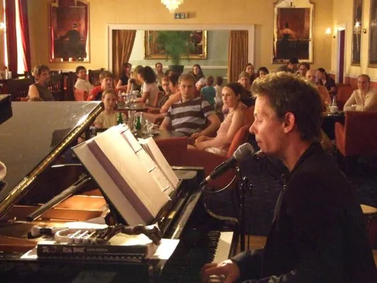 Bild: 16 Stunden souverän gemeistert - Entertainment XXL: Der Piano-Marathon mit Sebastian Matz