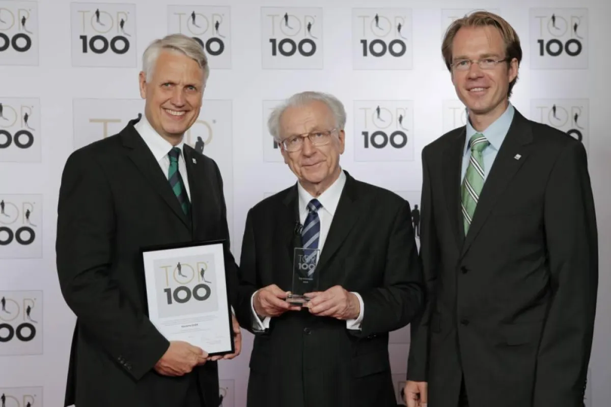 Top 100: Lothar Späth überreicht den beiden Geschäftsführern von bauserve das Gütesiegel