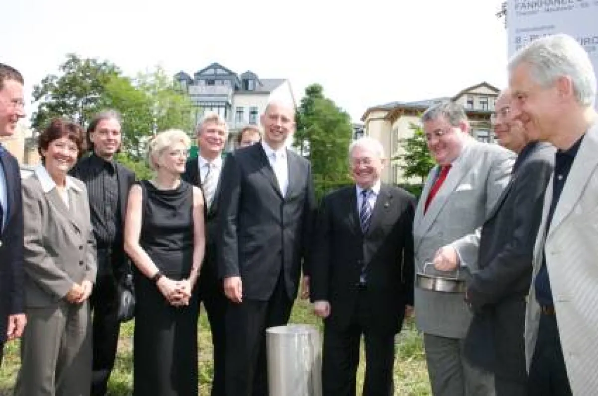 Freuten sich über die Grundsteinlegung: Peter Krakow, Sybille Seyffert, Gerd Heise, Charlotte Schubert, Manfred Nietner, Jörg Bleymehl, Wolfgang Tiefensee, Franz Häuser, Stephan Seeger, Gerhard Heyer,