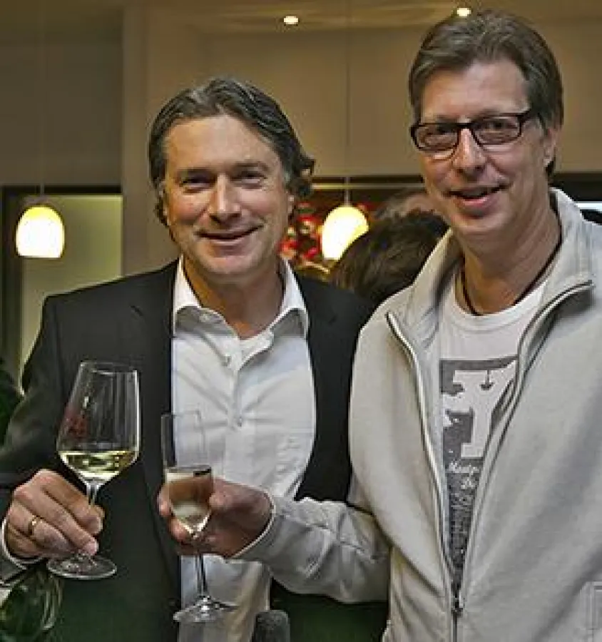 Rigo Thiel (l.) stößt mit PremiumPartner Markus op de Hipt auf die gute Zusammenarbeit an. Quelle: H