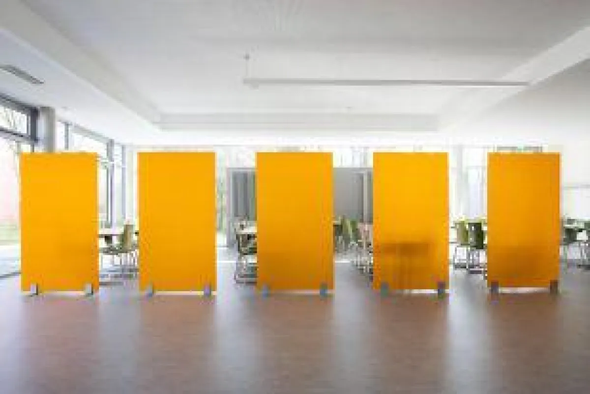 Als Schall schirmendes Element beeinflusst Kandela ST27 die Raumakustik positiv